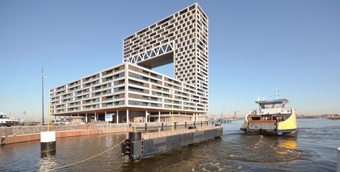 Neues markantes Wahrzeichen im Hafen von Amsterdam: Das Objekt Pontsteiger (deutsch Fähranleger) zieht viele Blicke auf sich. Für optimalen Sonnen- und Sichtschutz sorgen Screens des niederländischen Unternehmens Schellekens & Schellekens – sie kommen mit